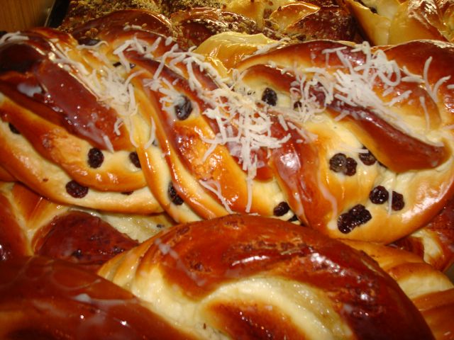 Rosca com Uvas Passas, Leite Condensado e Coco